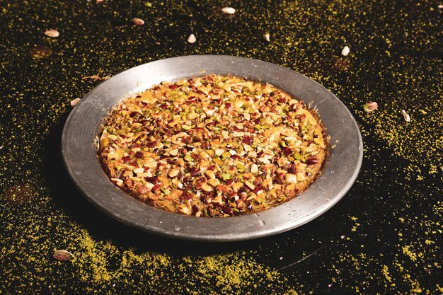 Turks dessert kunefe kunafa kadayif met pistachepoeder en kaas heet een snoepje gegeten