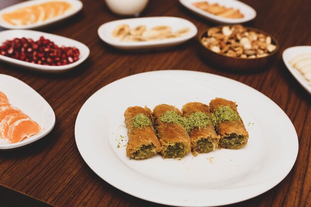 Turks dessert kunefe, kunafa, kadayif met pistachepoeder en kaas heet een snoepje gegeten