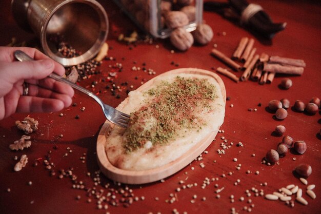 Turks dessert kunefe, kunafa, kadayif met pistachepoeder en kaas heet een snoepje gegeten