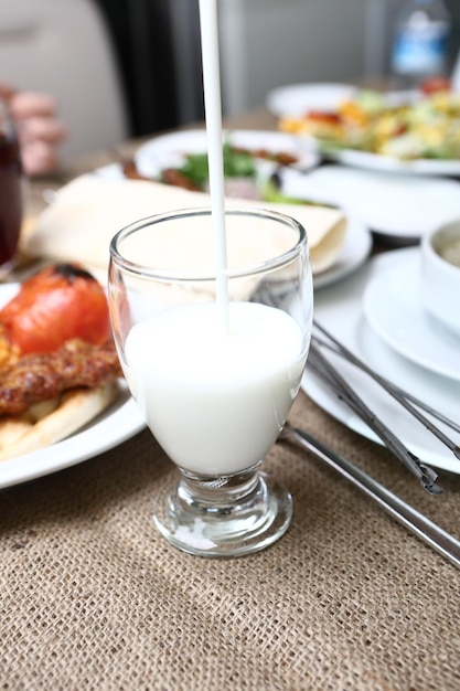 Turks drankje Ayran of Kefir Karnemelk gemaakt met yoghurt