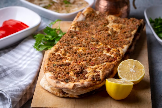 Foto turks en arabisch traditioneel ramadan brood gesneden etli ekmek of pide