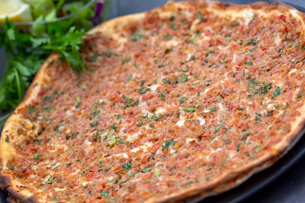 Turks eten Turkse pizza Lahmacun