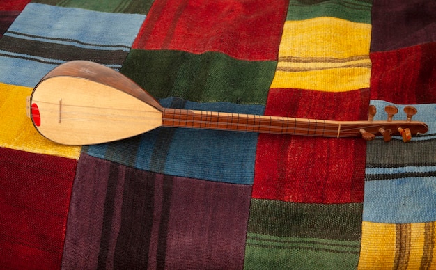 Foto turks instrument op het tapijt saz baglama