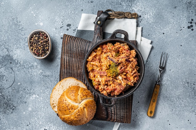 Turks ontbijt met Menemen-omelet en brood Donkere achtergrond Bovenaanzicht