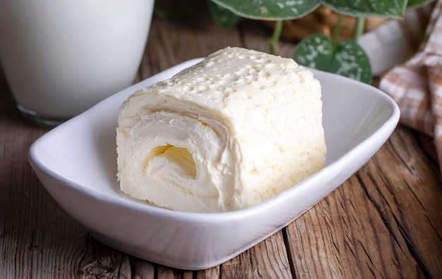 Turks romig zuivelproduct Clotted cream botercrème voor Turks ontbijt met glas melk Turkse naam kaymak