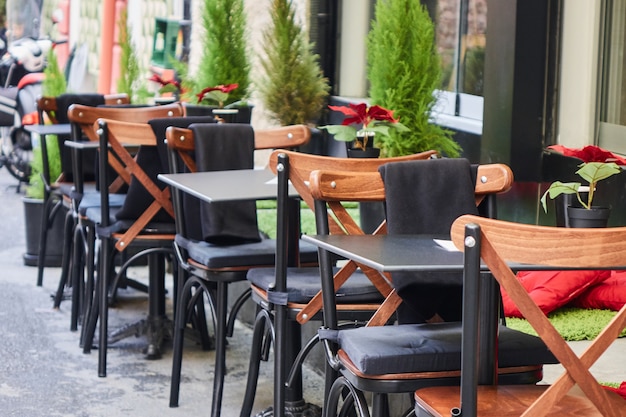 Foto turks straatcafé in istanbul. tafel en stoelen staan direct aan de straat. een onderscheidende plek om te bezoeken door de lokale bevolking.