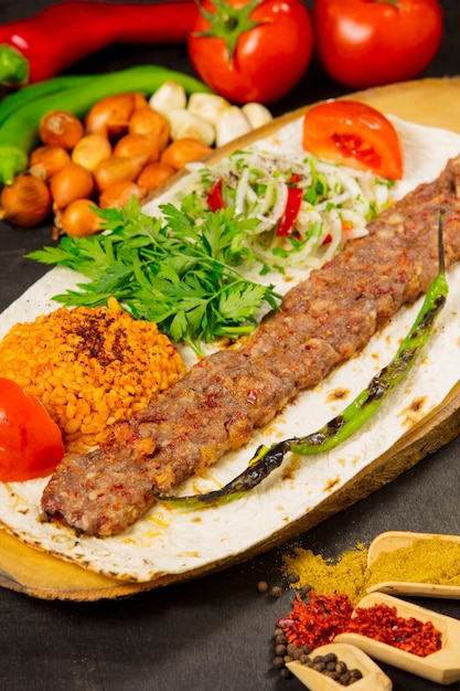 Turkse adana kebab met groenten op de plaat