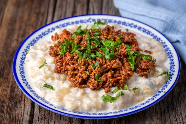 Turkse Ali Nazik Kebab met yoghurt gehakt en geroosterde aubergine of auburgine kebap