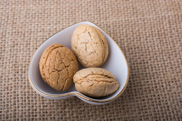 Turkse amandelkoekjes in een bord