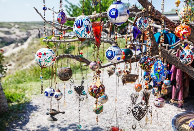 Turkse amuletten aan de boom