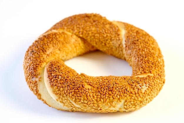 Foto turkse bagel met sesamzaadjes op witte achtergrond