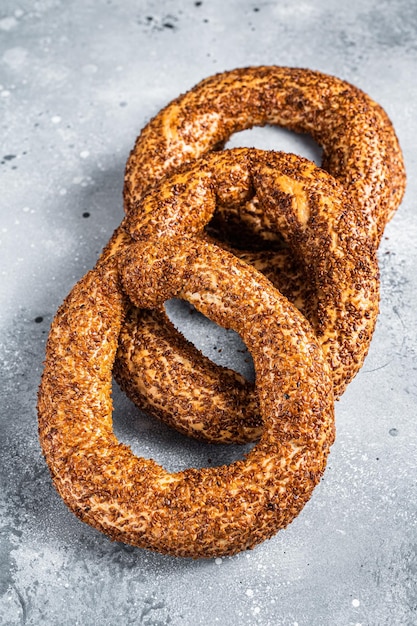 Turkse Bagel Simit met sesam traditioneel gebak Grijze achtergrond Bovenaanzicht