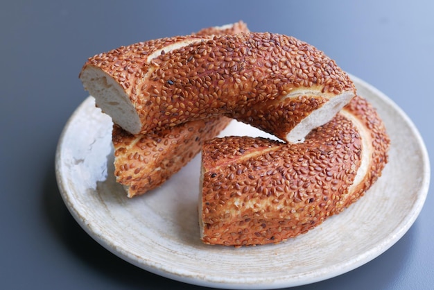 Turkse Bagel Simit op tafel