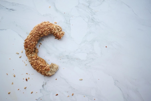 Turkse bagel simit op tafel