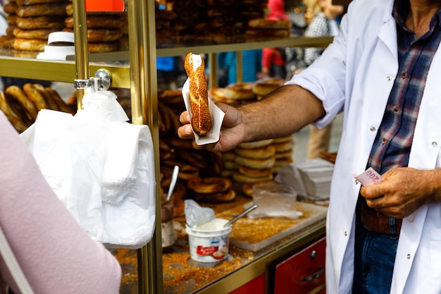 Turkse bagels simit op bageltray istanbul