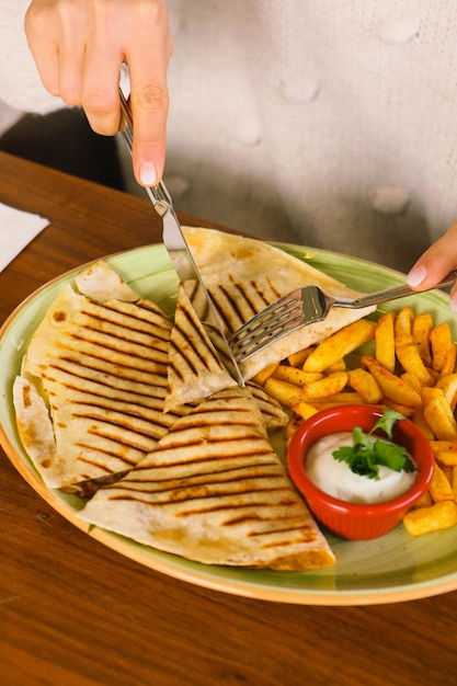 Turkse bazlama toast plat gebakken brood geroosterd