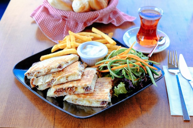 Turkse bazlama toast plat gebakken brood geroosterd
