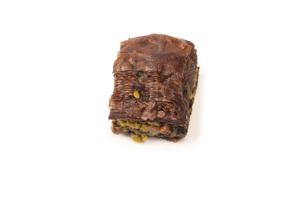 Turkse chocoladebaklava geïsoleerd op een witte achtergrond