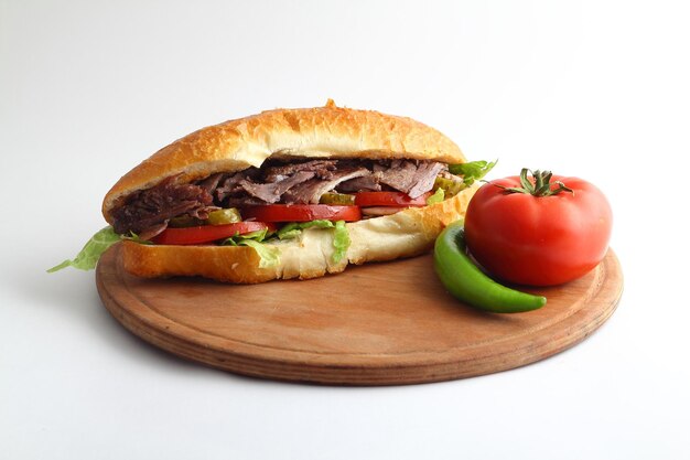 Foto turkse doner kebab sandwich geïsoleerd op witte achtergrond