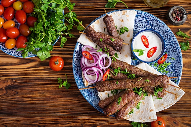 Turkse en Arabische traditionele Ramadan mix kebab plaat. Kebab adana, kip, lam en rundvlees op lavashbrood met saus.