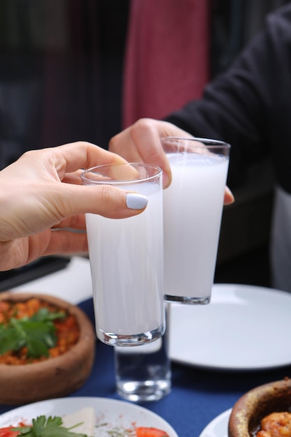 Turkse en Griekse traditionele eettafel met speciale alcoholdrank Raki. Ouzo en Turkse Raki i