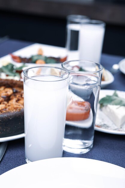 Turkse en Griekse traditionele eettafel met speciale alcoholdrank Raki. Ouzo en Turkse Raki i