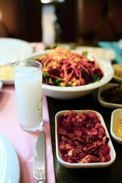 Turkse en Griekse traditionele eettafel met speciale alcoholische drank Raki Ouzo en Turkse Raki i