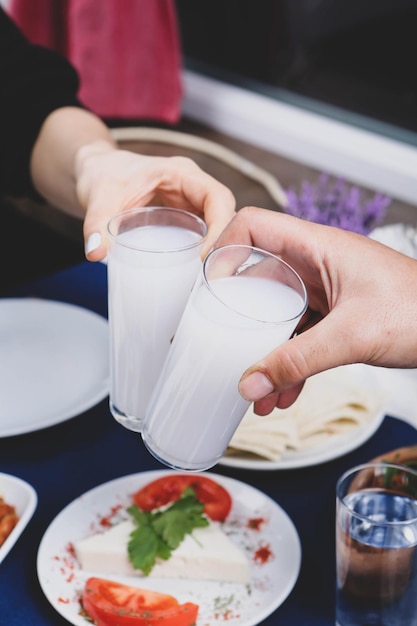 Turkse en Griekse traditionele eettafel met speciale alcoholische drank Raki Ouzo en Turkse Raki i