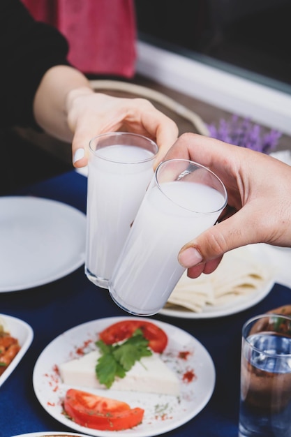 Turkse en Griekse traditionele eettafel met speciale alcoholische drank Raki Ouzo en Turkse Raki i