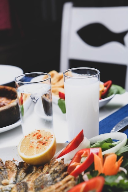 Turkse en Griekse traditionele eettafel met speciale alcoholische drank Raki Ouzo en Turkse Raki i