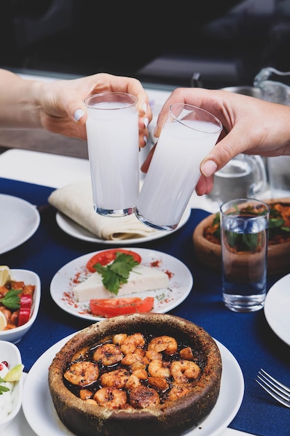 Turkse en Griekse traditionele eettafel met speciale alcoholische drank Raki Ouzo en Turkse Raki i