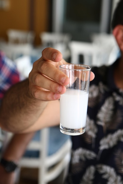 Turkse en Griekse traditionele eettafel met speciale alcoholische drank Raki Ouzo en Turkse Raki i