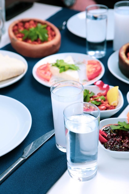 Turkse en Griekse traditionele eettafel met speciale alcoholische drank Raki Ouzo en Turkse Raki i