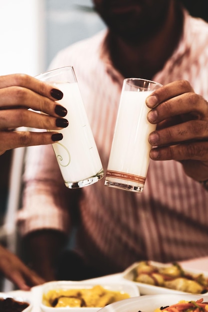 Turkse en Griekse traditionele eettafel met speciale alcoholische drank Raki Ouzo en Turkse Raki i