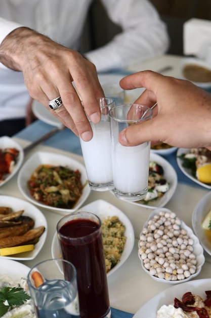 Turkse en Griekse traditionele eettafel met speciale alcoholische drank Raki Ouzo en Turkse Raki i