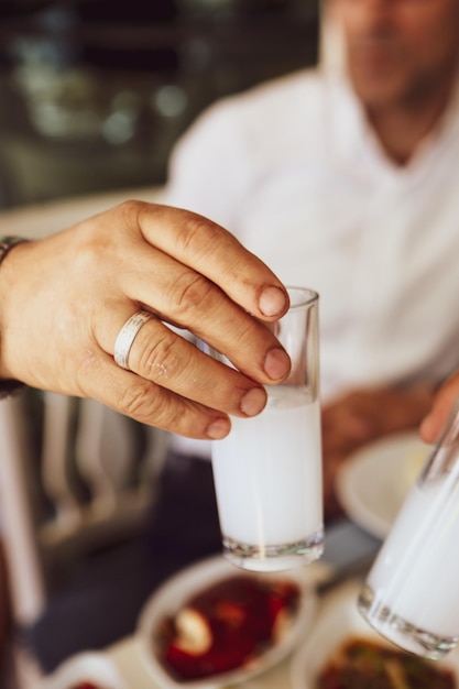 Turkse en Griekse traditionele eettafel met speciale alcoholische drank Raki Ouzo en Turkse Raki i