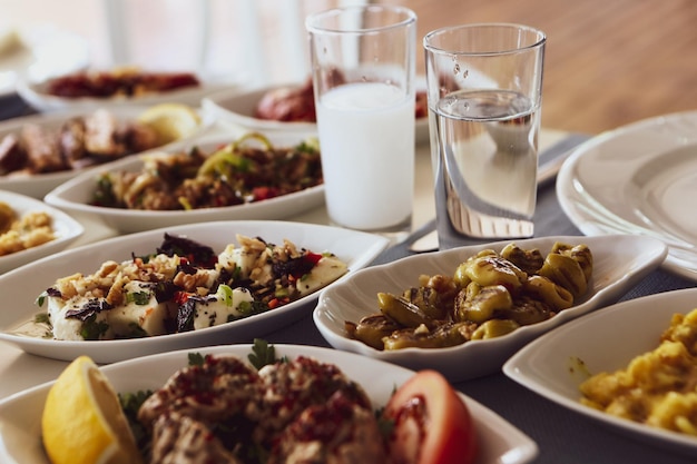 Turkse en Griekse traditionele eettafel met speciale alcoholische drank Raki Ouzo en Turkse Raki i