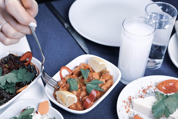 Turkse en Griekse traditionele eettafel met speciale alcoholische drank Raki Ouzo en Turkse Raki i