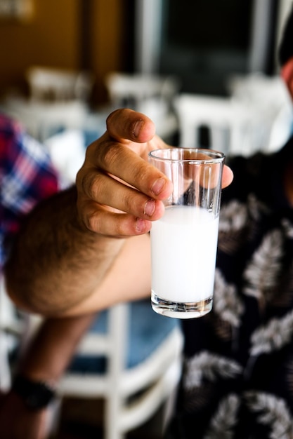 Turkse en Griekse traditionele eettafel met speciale alcoholische drank Raki Ouzo en Turkse Raki