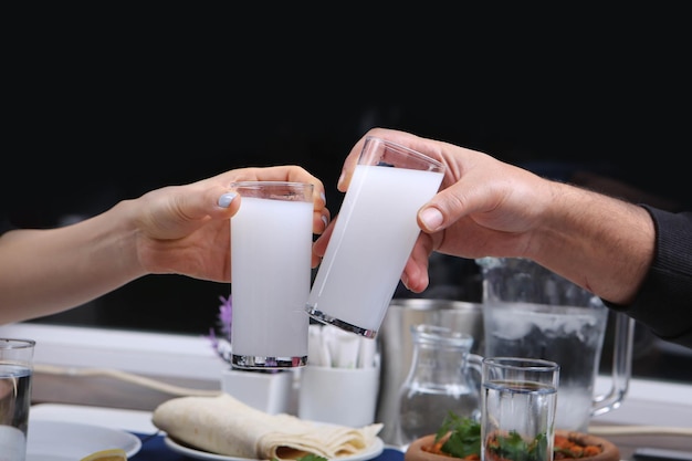 Turkse en Griekse traditionele eettafel met speciale alcoholische drank Raki Ouzo en Turkse Raki