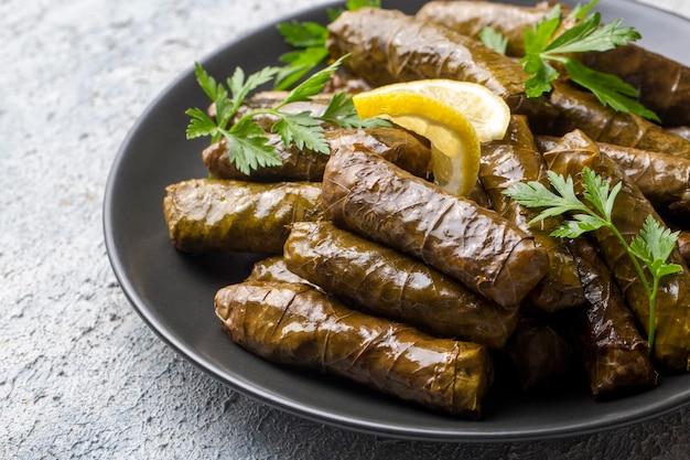 Turkse gerechten; gevulde bladeren (yaprak sarmasi)