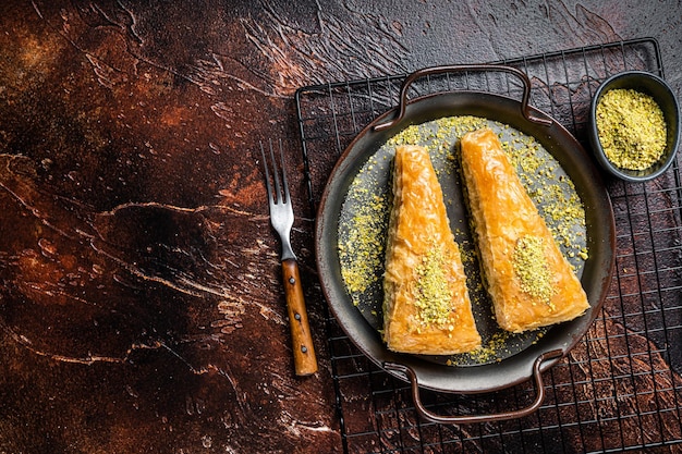 Turkse Havuc Dilim Baklava met pistache Donkere achtergrond Bovenaanzicht Kopieer ruimte