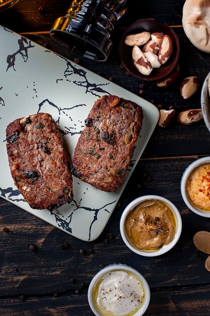 Turkse kafta, vergezeld van wrongel, hummus en babaganoush. Bovenaanzicht