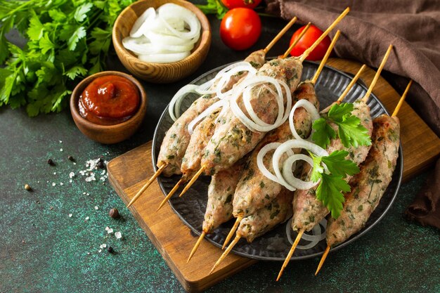 Turkse kebab Zelfgemaakte Kofta-kebab op een spies met groenten en saus Kopieer de ruimte