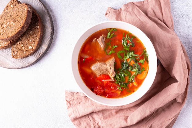 Turkse keuken shurpa soep ronde plaat brood roze doek