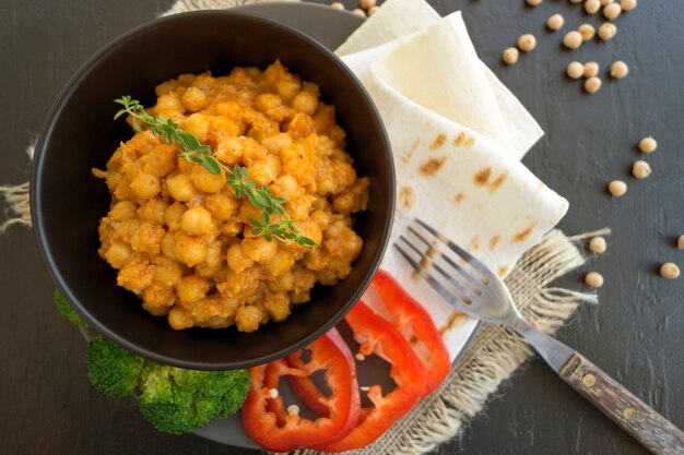 Turkse kikkererwten gestoofd in pikante saus. Oosters gerecht.