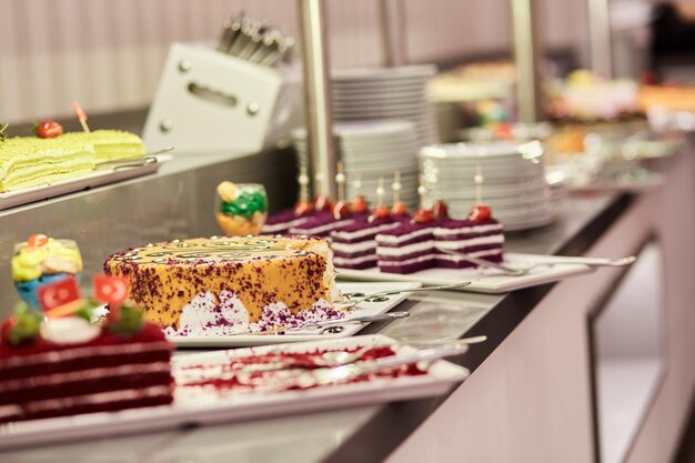 Turkse kleurrijke desserts om op te halen bij het buffet voor het hotelsysteem van allinclusive Kopieerruimte Foto van hoge kwaliteit