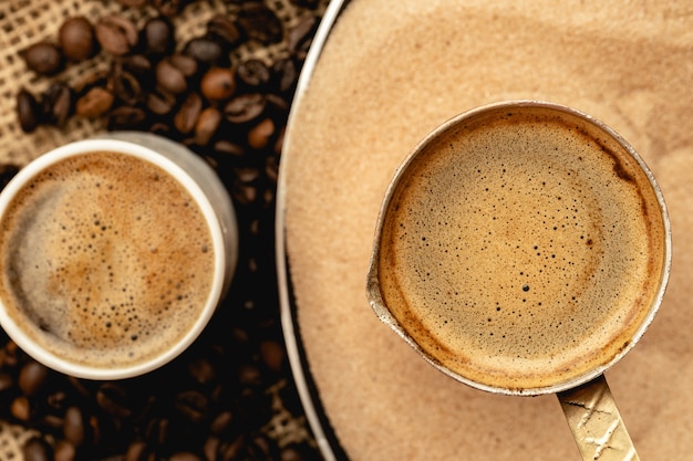 Turkse koffie bereid in zand met turk