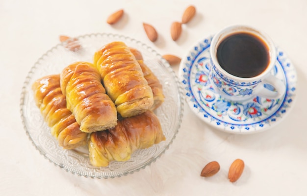 Turkse koffie en baklava op een lichte achtergrond. Selectieve aandacht. natuur.