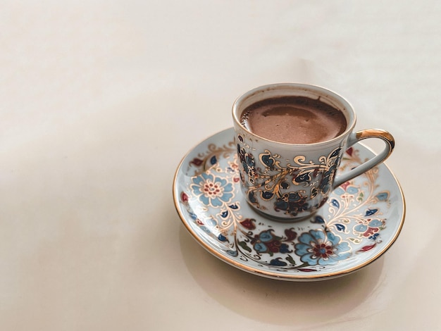 Turkse koffie geserveerd in een traditionele kop. Internationale Koffiedag